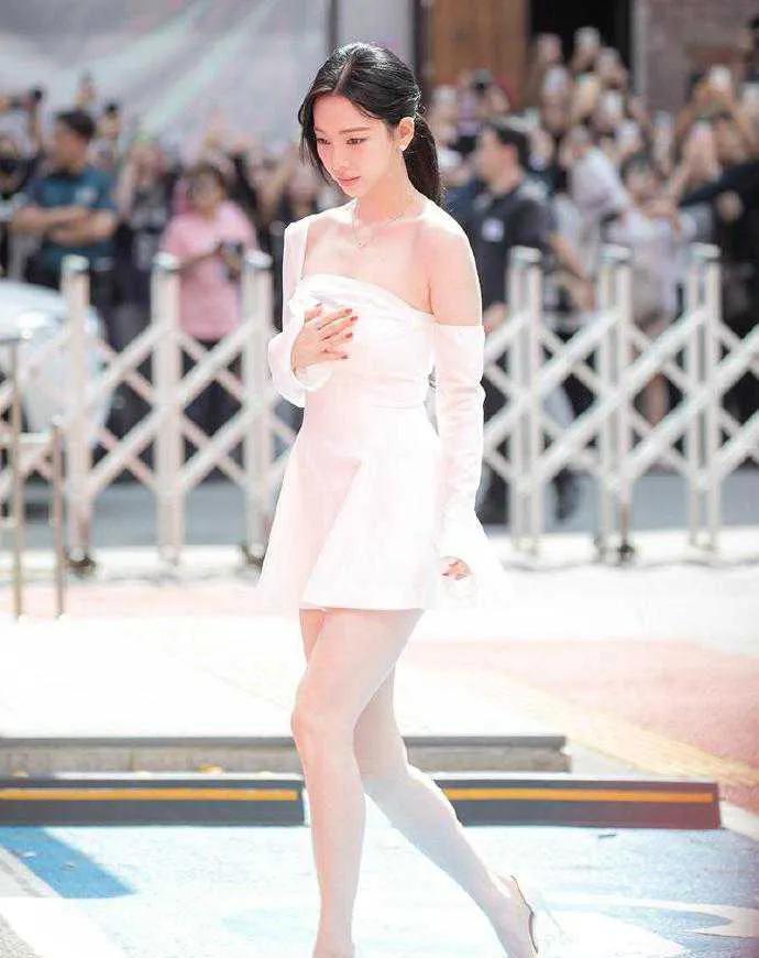 柳智敏生图又鲨疯了！这身材长相我直接喊女娲娘娘！柳智敏绝了！白裙勾勒完美线条！直