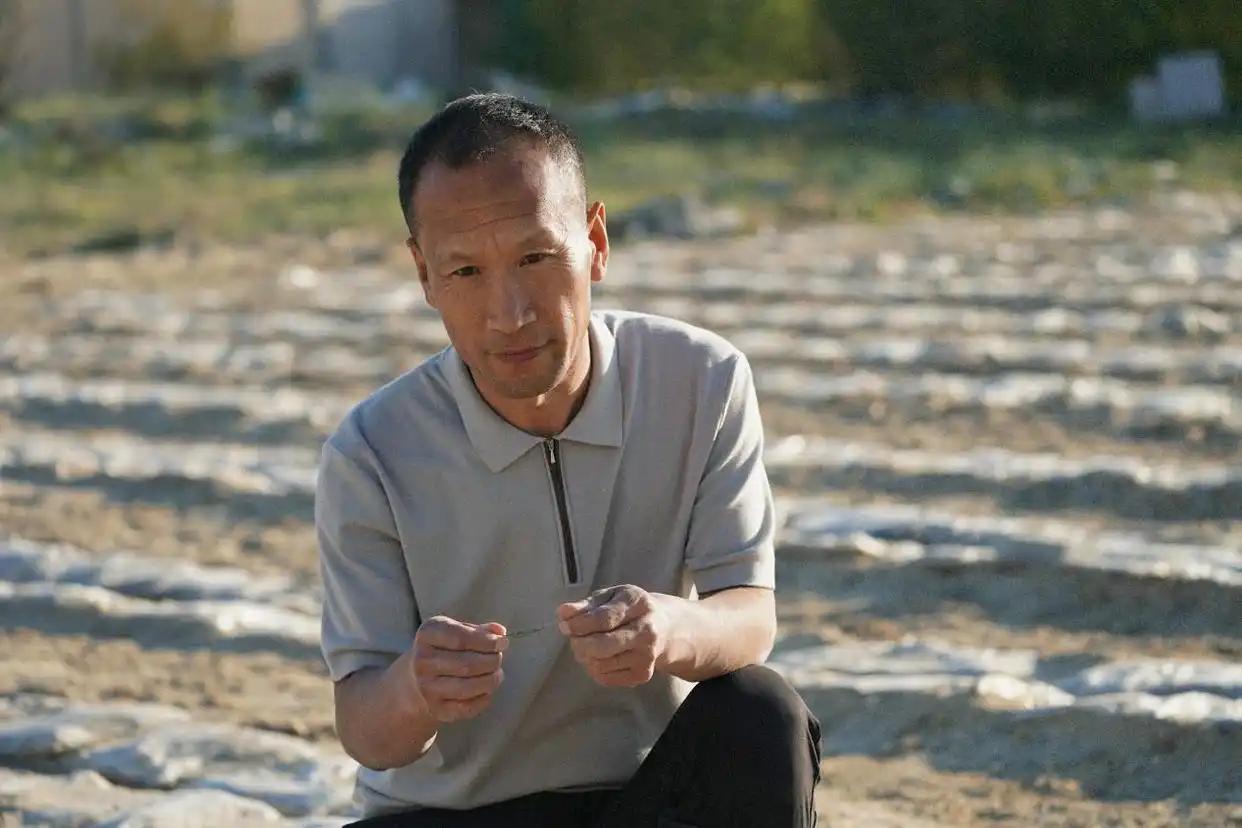 就因为没钱住店，在沙漠里盖了张塑料布睡了一宿，结果……一个能改写世界治沙史的发明