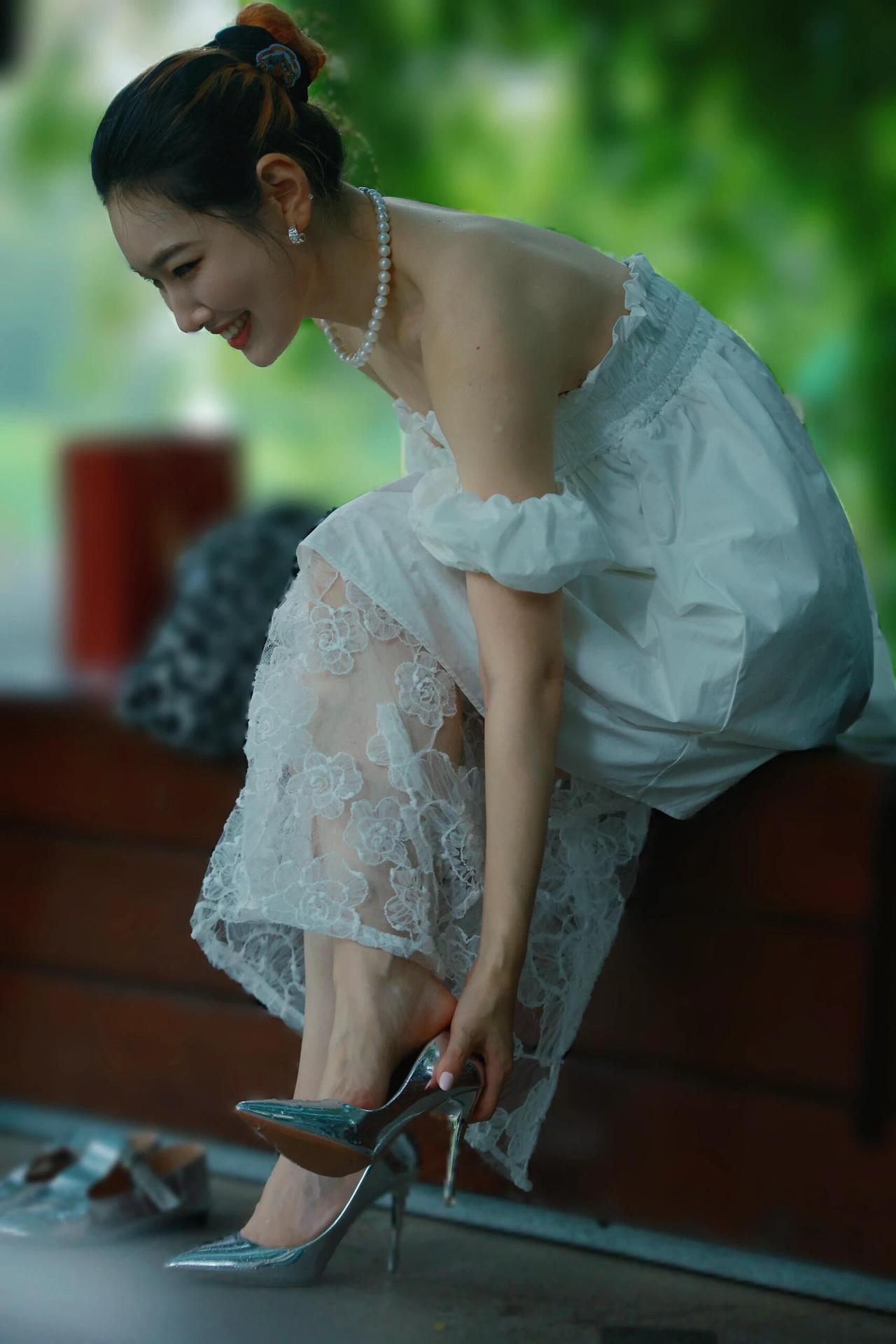 抓拍一枚一边换鞋子一边在说话的小美女…