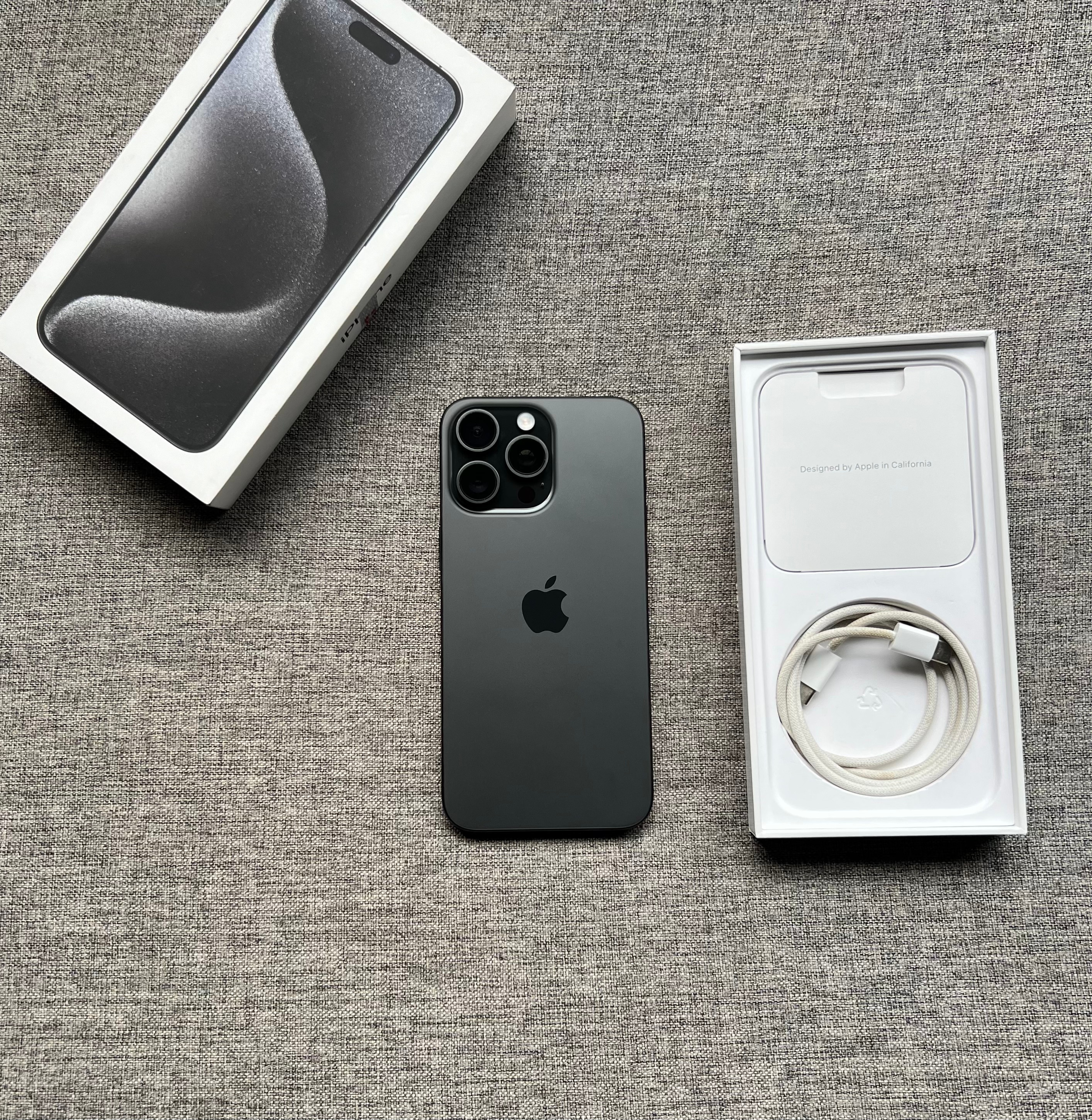 国行iPhone15ProMax256G黑色，屏幕完美，中框划痕，🔋效