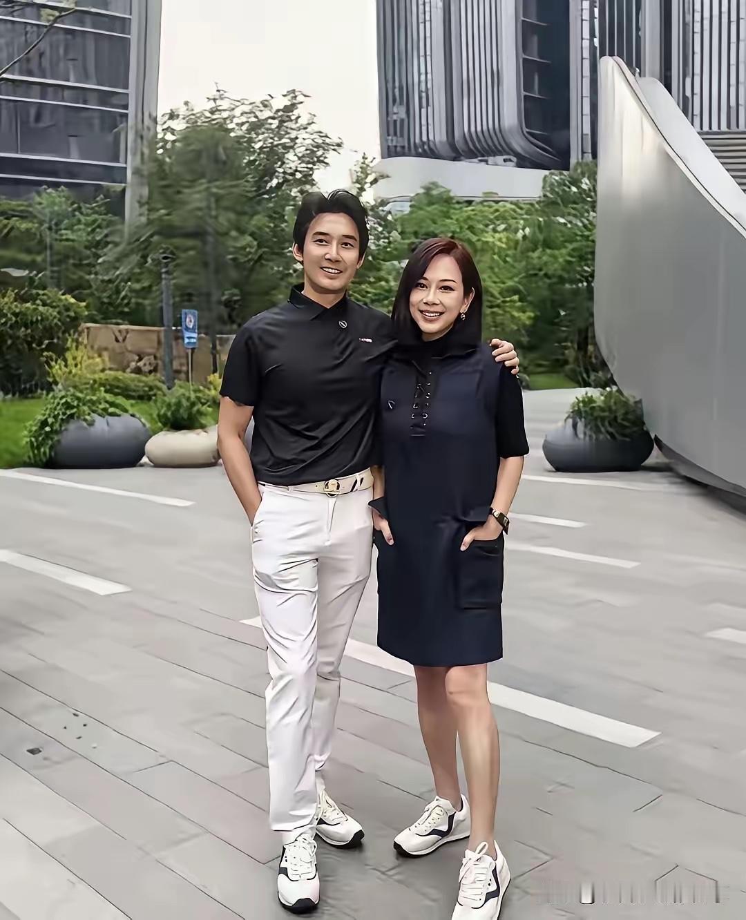 谁懂啊！这对明星夫妻也太接地气了💖没有华丽造型，休闲穿搭就很有气质，他笑起