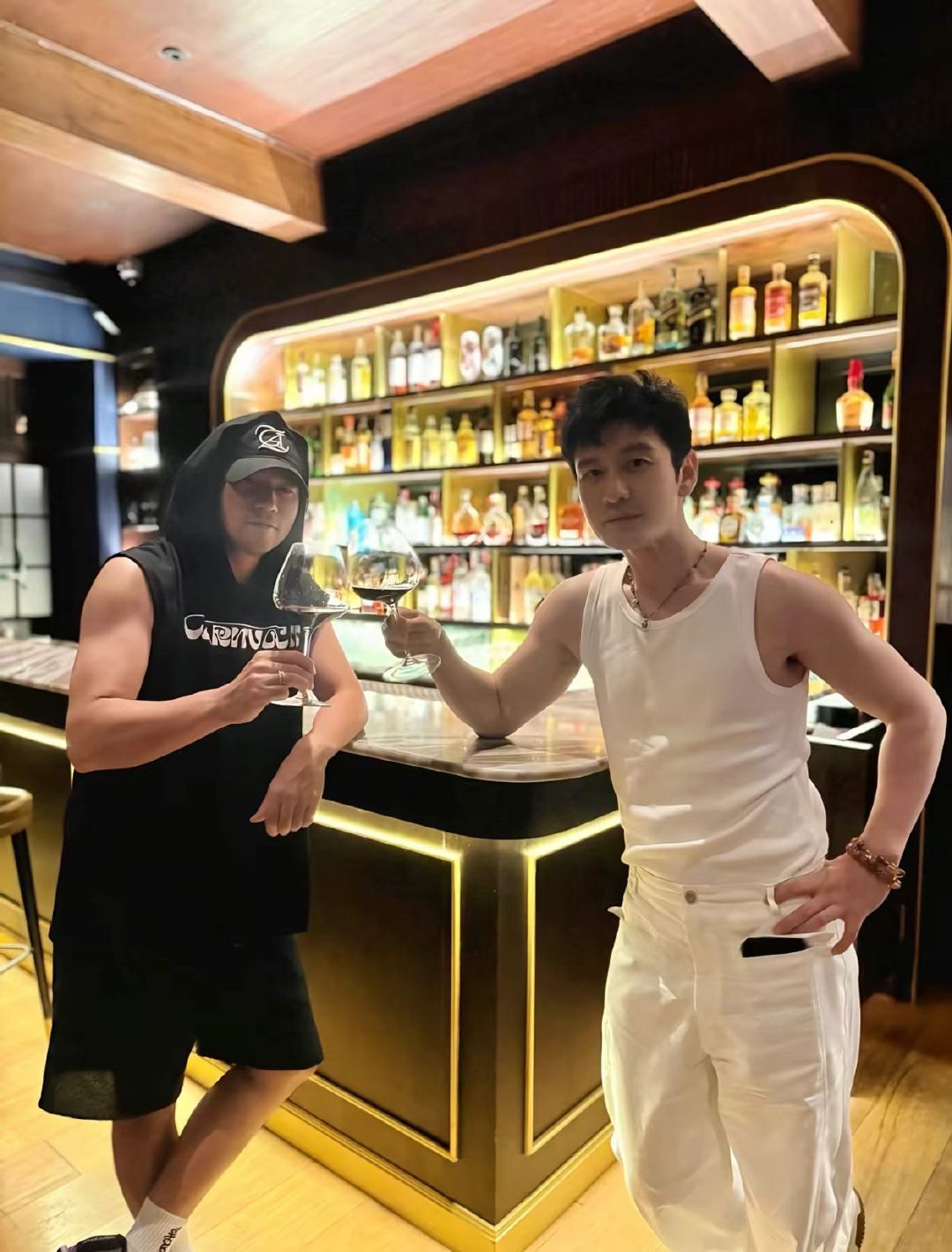 周杰伦黄晓明王俊凯中餐厅合照周杰伦黄晓明王俊凯中餐厅聚会哇周杰伦去中餐厅啦娱