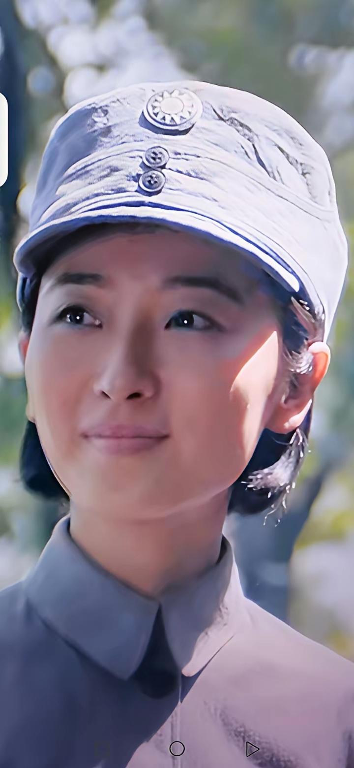 追剧《九个弹孔》虽是一部历史体裁的战争剧，但剧中依然有很多情节描写了爱情、男女之