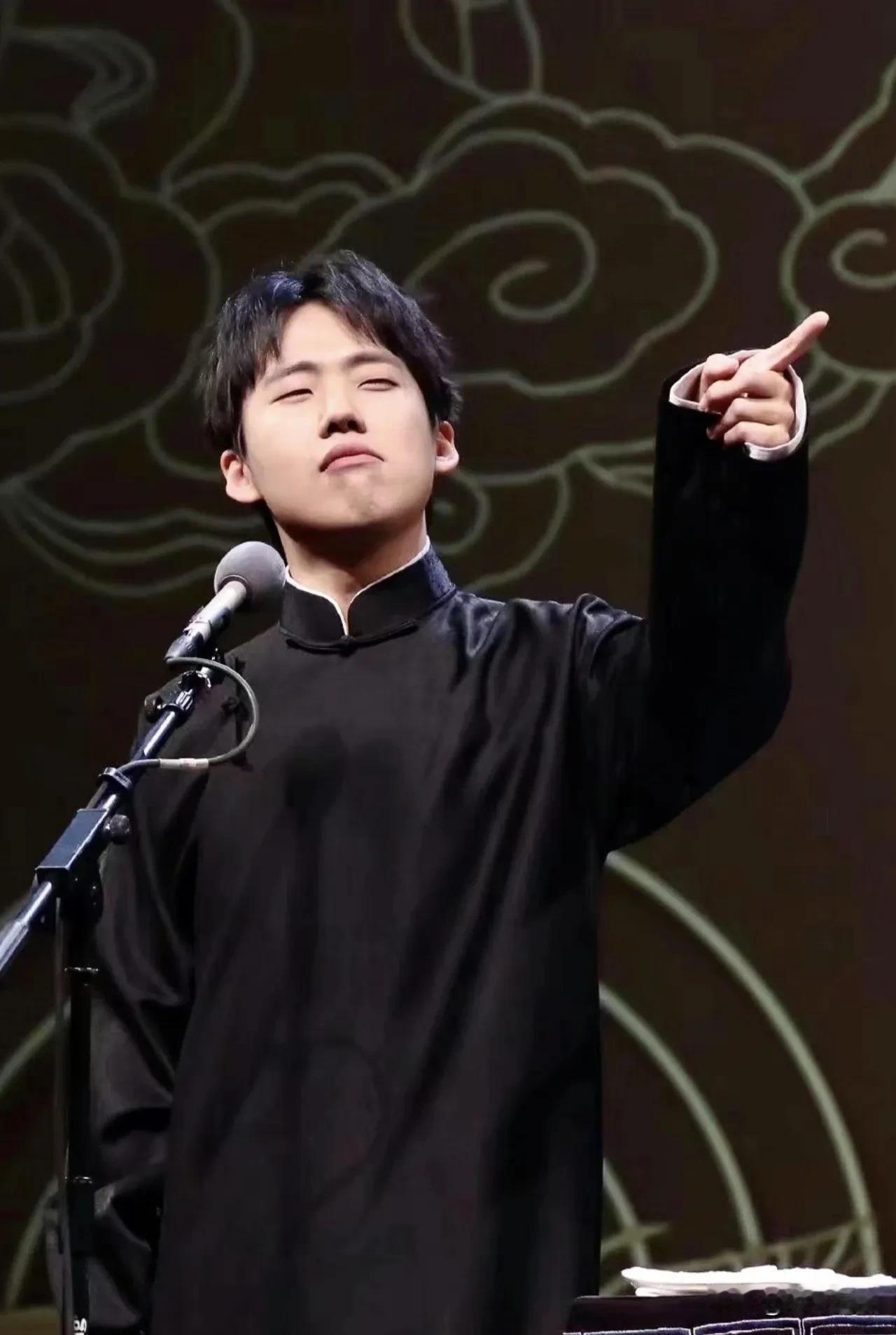 能救郭德纲的恐怕只有他儿子郭麒麟了！老郭这事影响太不好了，演出已经被无期限停播了