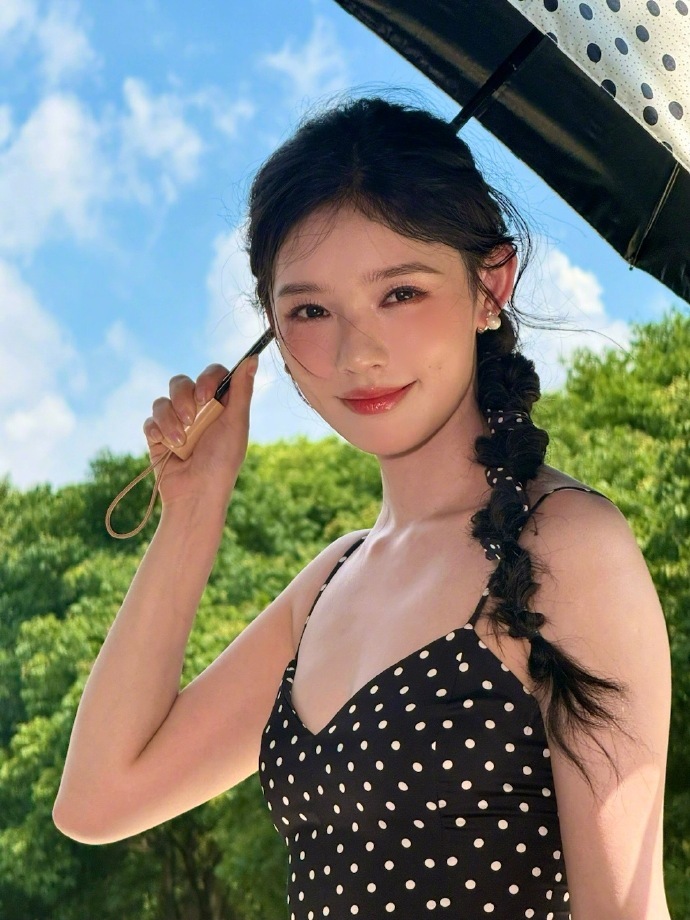 林允在明媚这一块明媚的笑容真的是完完全全让我觉得很爱。林允生命力溢出屏幕了