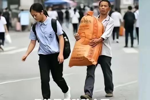 扛着编织袋送女儿上浙大！这位父亲的新衣服，看哭无数人又是开学季，在各高校门口