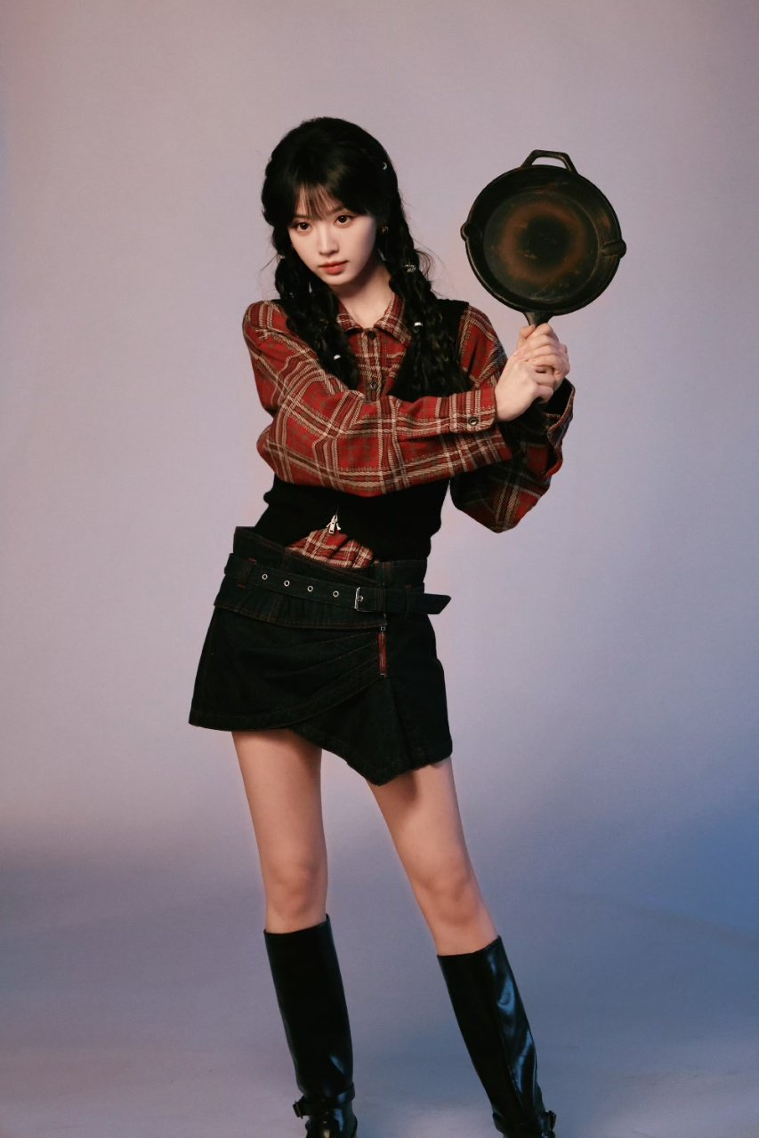 田曦薇拿着平底锅田曦薇双马尾编发造型田曦薇拿着平底锅哈哈哈哈