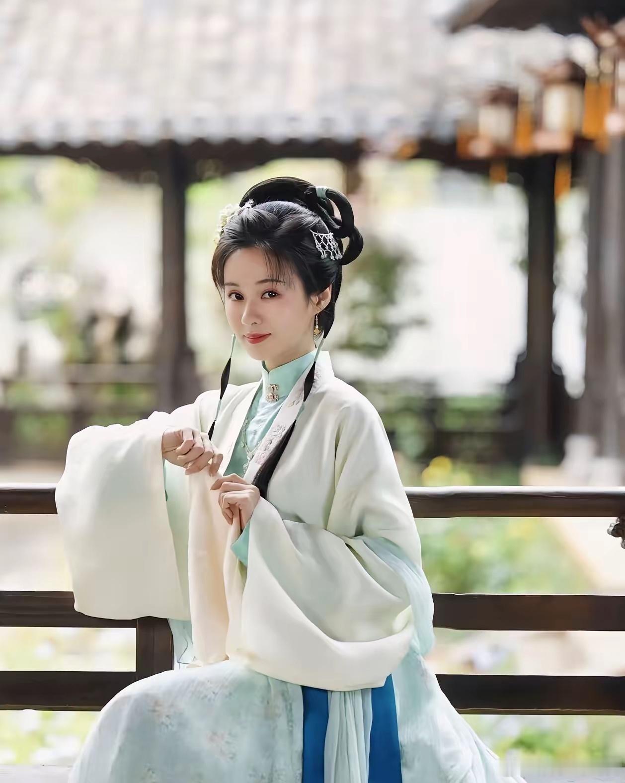 郑合惠子，从《兰香如故》预告片出来到现在就一直被夸演技好，她才是做女主的料。那为
