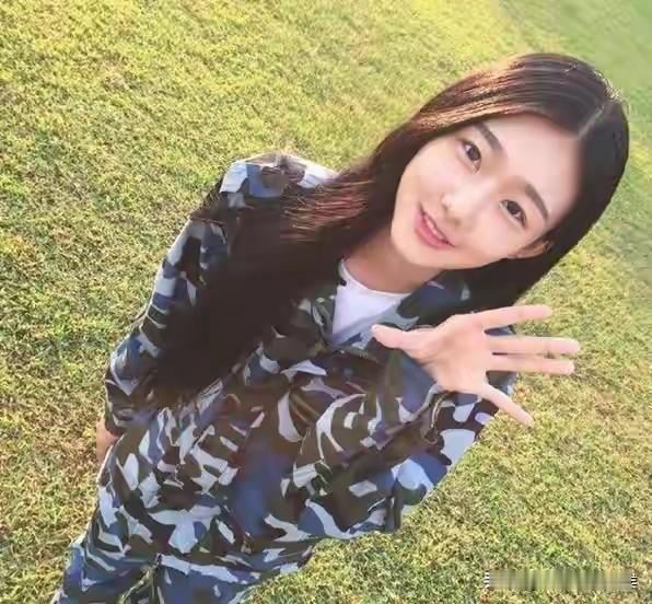 男人一生总有几个女人无法忘怀，而且越早就越清晰。98年暑假，我参加了华为公司在