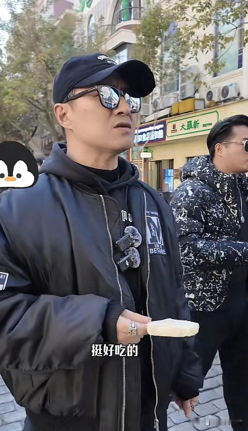 汪峰去哈尔滨中央大街逛街，中途正吃着雪糕接到醒醒和弟弟打来的视频，汪峰赶忙放下雪