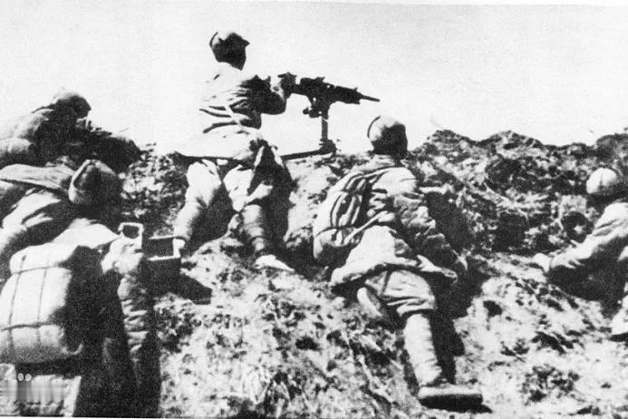 1940年，抗战时，陈锡联于狮垴山上指着阳泉城里鬼子的兵营命令：“轰鬼子的兵营！