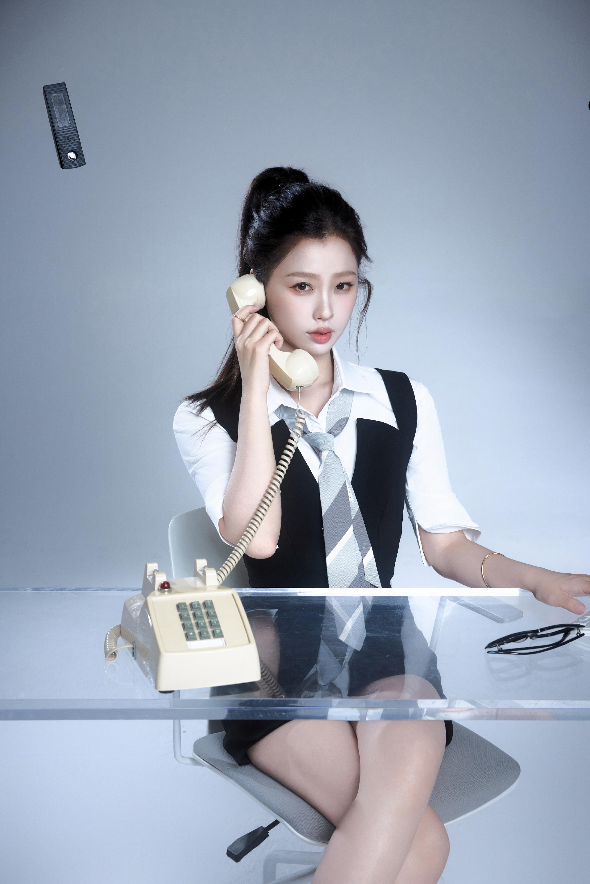 虞书欣高马尾小黑裙，美美的眼镜小姐姐。虞书欣
