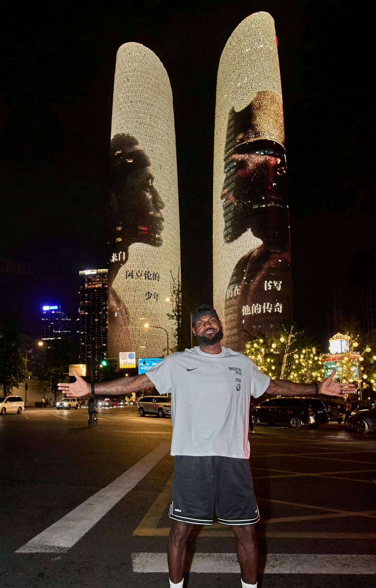 老詹背后的成都双子塔一分钟3000元，三小时报价25万左右，詹姆斯的投屏这两天都