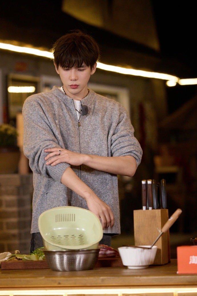 咱就是说谁给我们王安宇买的站票啊！真的是太难了啊！往那一站就是一局游戏啊！赶紧让