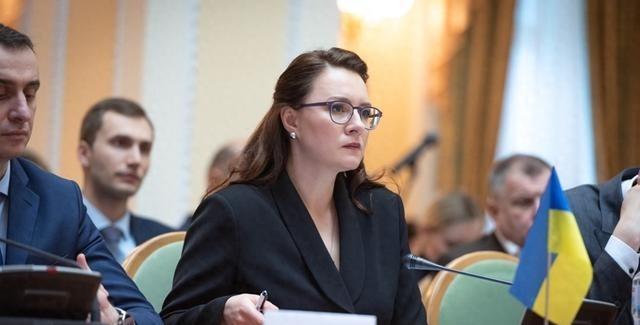 乌克兰媒体反了？女记者电视上揭短：美国，已经被中国打败了！就在乌克兰还在靠着美国