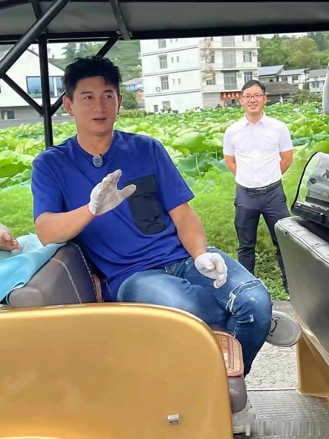 吴奇隆上新综艺啦！瞧着比之前瘦好多。节目里表现超棒，魅力依旧，让人眼前一亮，期待
