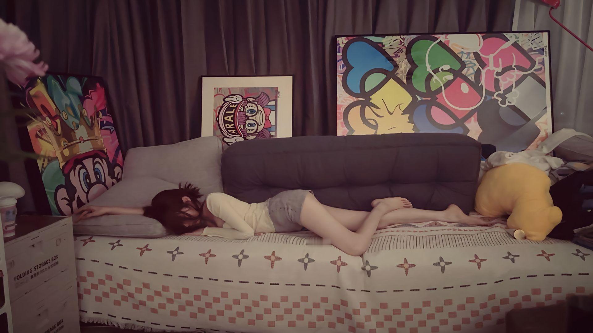 完全满足对小说里女主身材描写的所有幻想，尤其是p1趴在沙发上睡着了这一幕