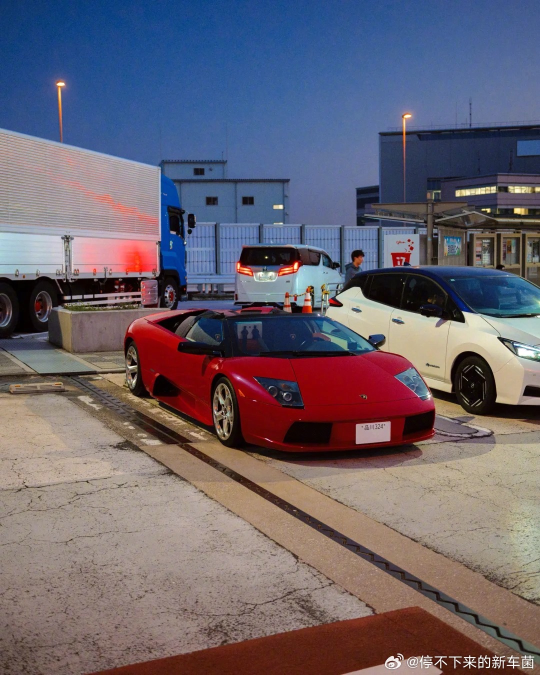 兰博基尼蝙蝠Roadster，这个颜色配着这个天色太漂亮了​​​