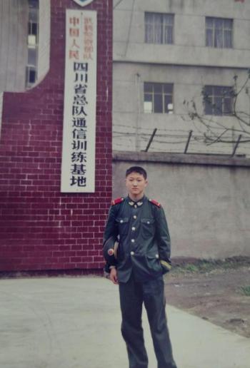 2006年，2名壮汉挟持2名18岁重庆土家族女孩，途中，女孩偷偷求助同车的武警战