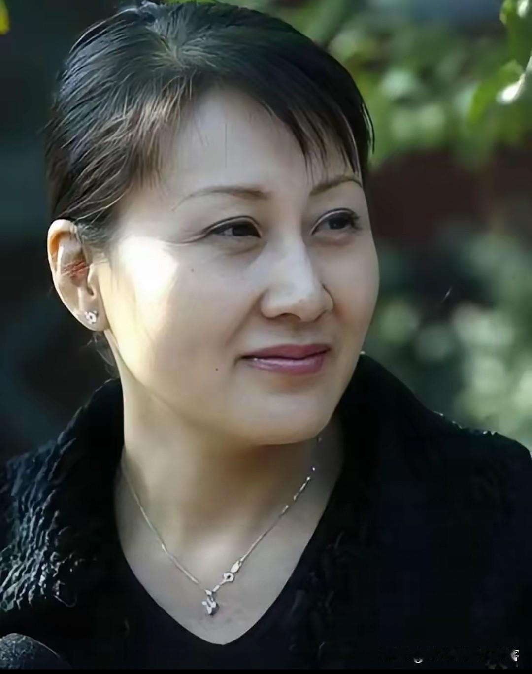 记者问张凯丽：“你退休后，会帮女儿带孩子吗？”凯丽姐答得特干脆，不带，绝对不