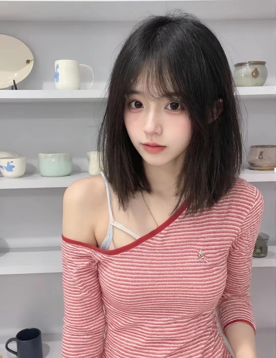 少女心满满的一天，粉色条纹毛衣搭配白色吊带，元气满满！💖💖💖