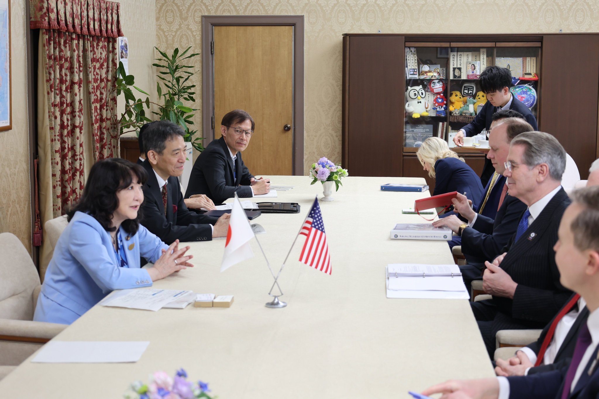 特朗普抵京美国财政部长贝森特也是挺赶的，5月12号在东京和日本谈，5月13号中