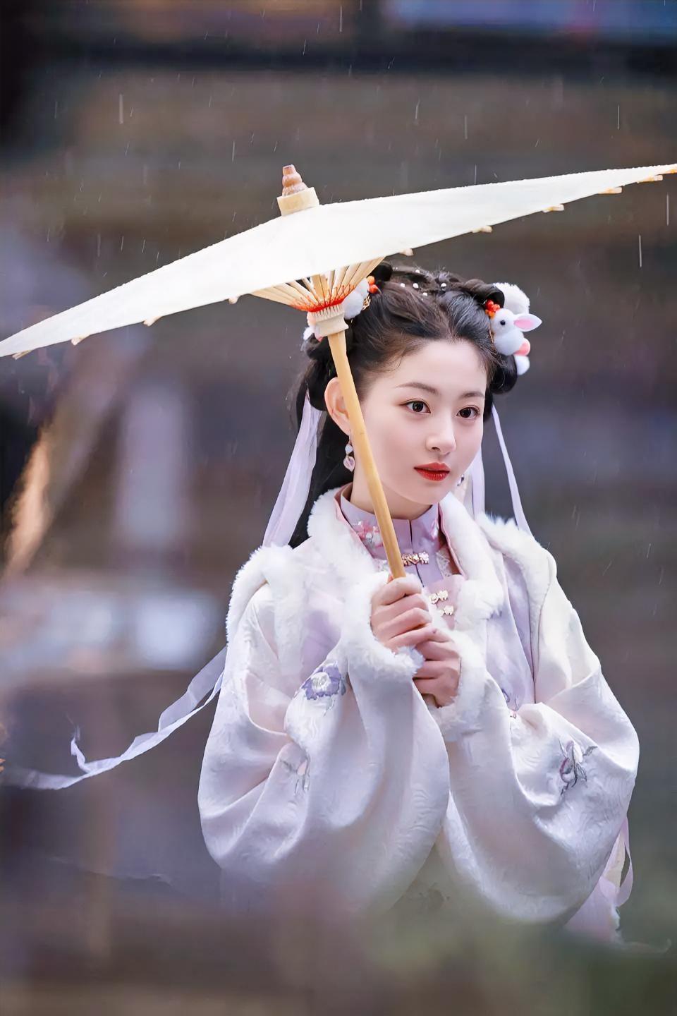 明眼人都看出来了赵晴是继白鹿之后于正最捧的女艺人了！和许凯传出绯闻以后，许凯被