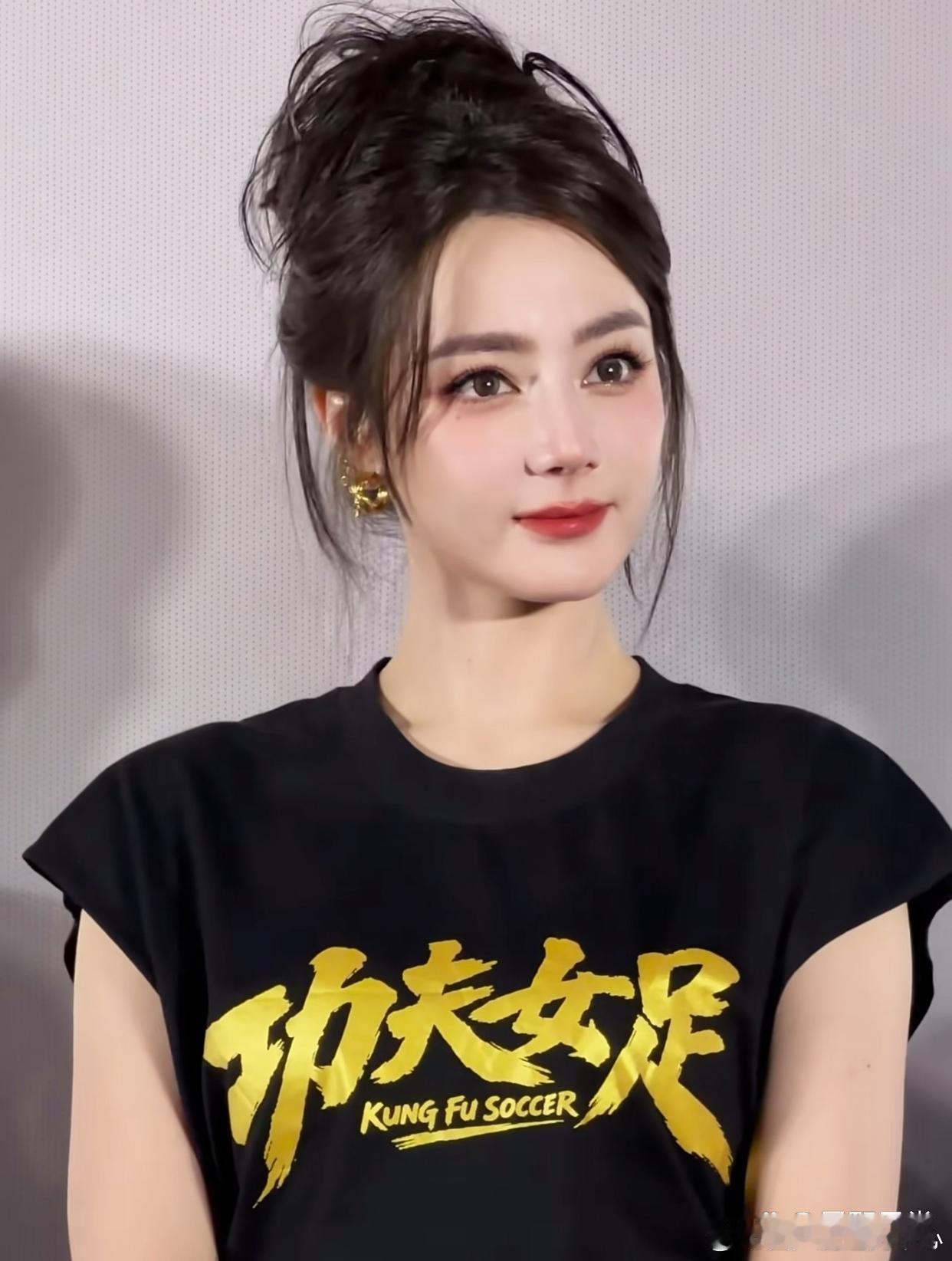 1.迪丽热巴拍功夫电影的时候挺卖力气的，完全是豁出去的程度，很受导演欣赏，下一部
