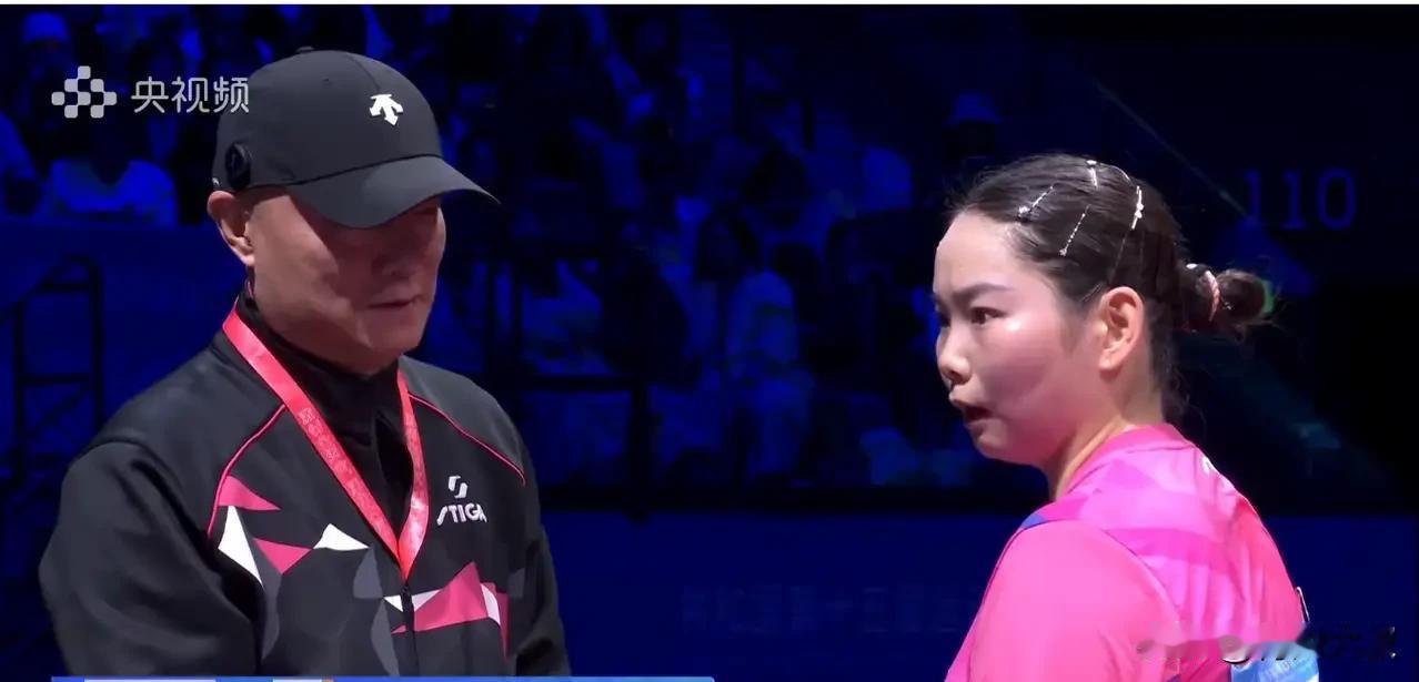 何卓佳表情来看，心态崩了！范思琪本来不会打颗粒选手，昨天被孙铭阳打了3:2