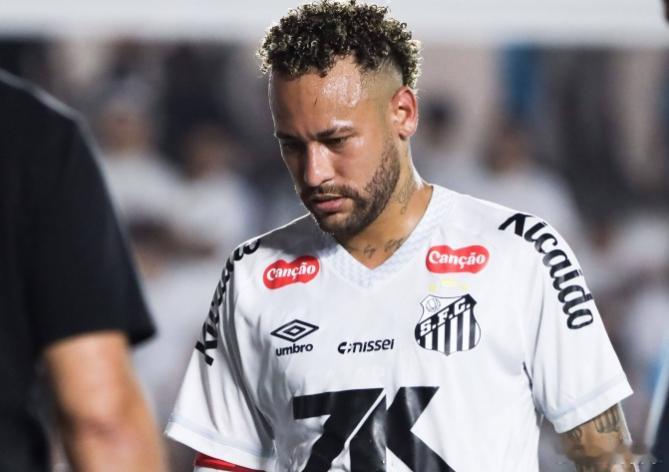 ESPN报道，内马尔缺席桑托斯本周日训练，原因未明。内马尔未出席桑托斯本周日在贝