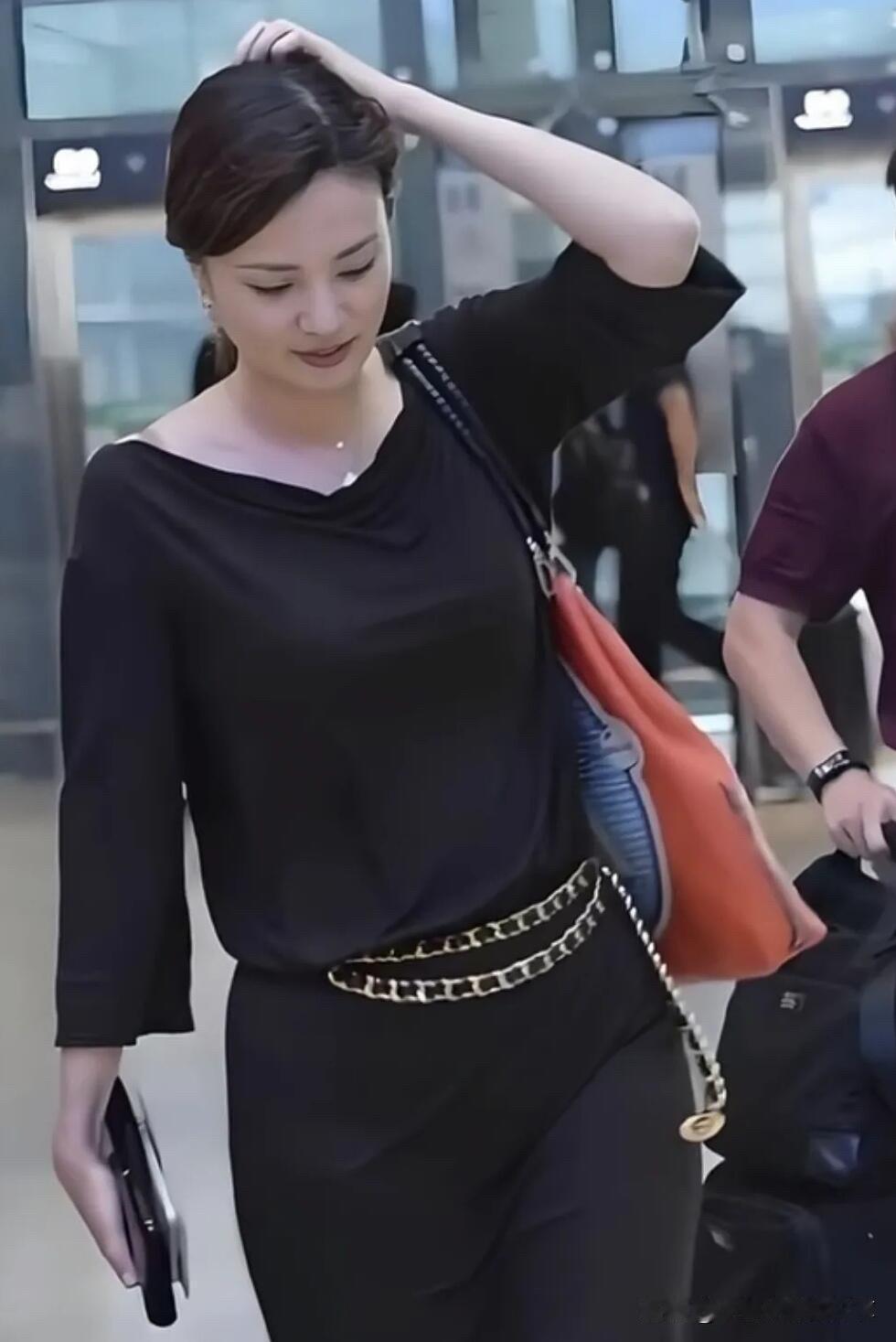 这位央视主持人离开了平台之后越来越漂亮了，变得胖一些了，但没有像大妈的样子，跟