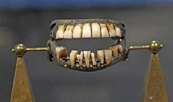 1784年，52岁的华盛顿牙齿早就已经掉光了，当时可没有所谓的假牙，于是华盛顿便
