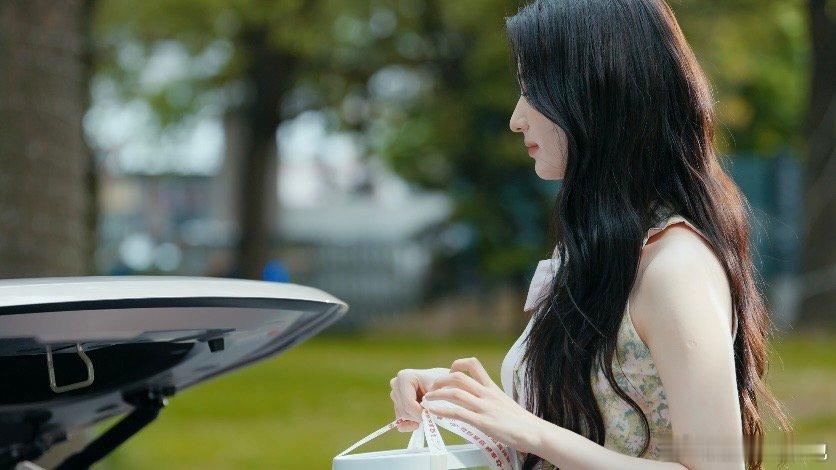 比亚迪元PLUS代言人王楚然以温柔之姿奔赴世间万般美好，凭出众风采解锁全新旅程
