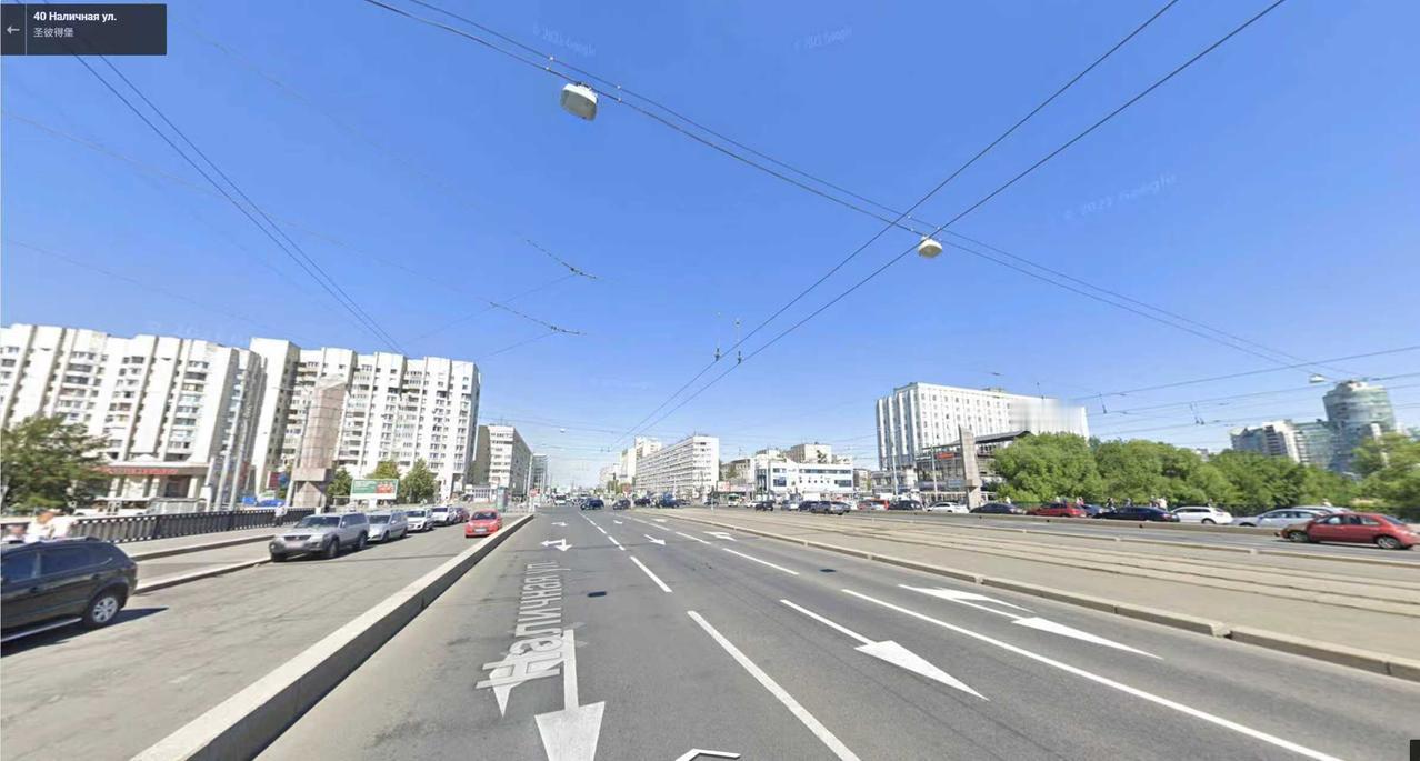 这两张街景图拍摄时间大概是2022年，照片中完成建设的时代都是在苏联时期，第一张