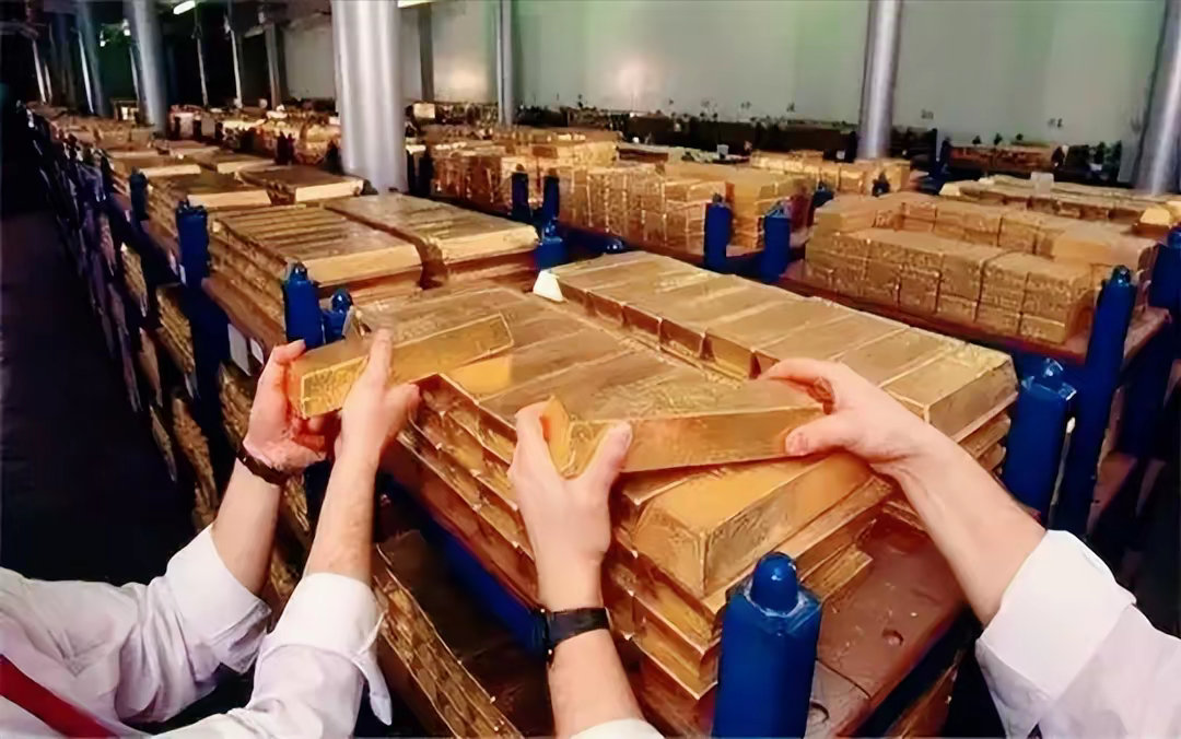 黄金给所有人都上了一课黄金给所有人都上了一课2025年的黄金市场，用大起大落的行