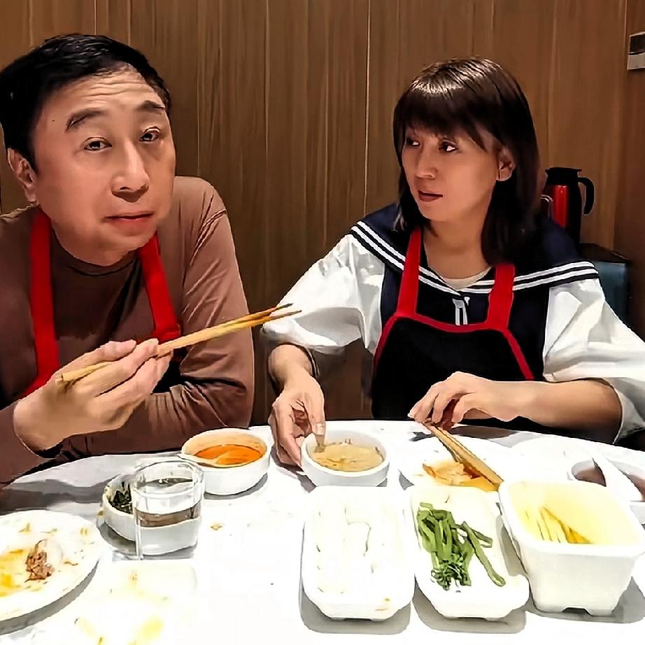 冯巩和闫学晶的这个段子挺有意思的，颇有一语双关之妙。冯巩:你妈呀，中国四大美女