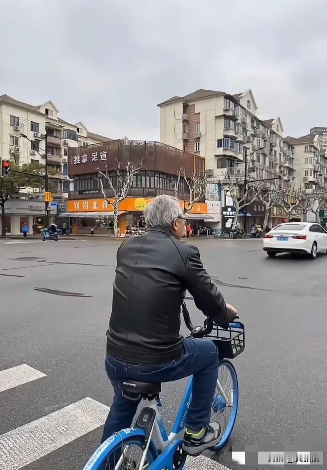 英伟达CEO黄仁勋，在上海骑共享单车被拍到，低调出行的样子，确实很接地气。也