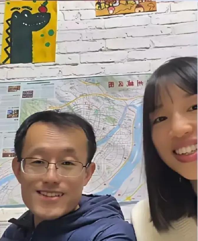 张水华辞职当全职跑者这事刷屏了。她原本是护士，半马跑出一小时三十多分，网友给她