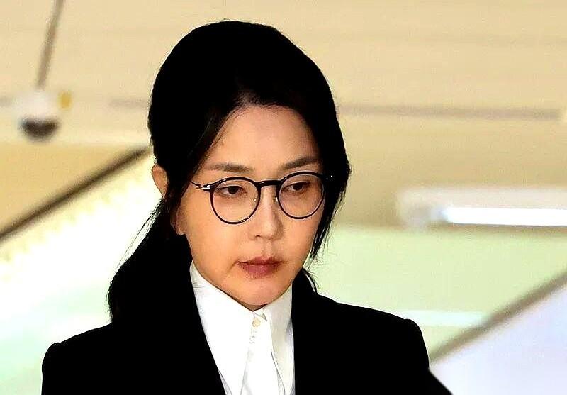 一桩还没审完的案子，主审法官先没了。他审的，是韩国总统夫人金建希的股价操纵案。