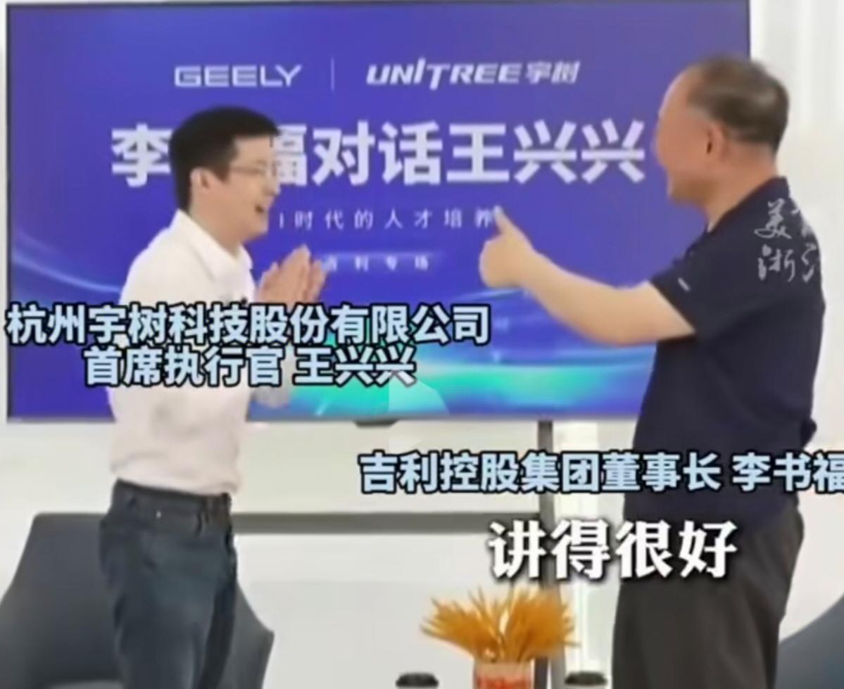 “你是未来的希望，你站中间。”王兴兴双手合十，回了句：“我们还要继续努力。”