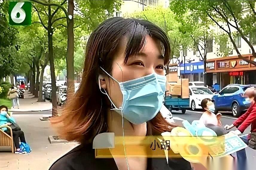 我跟你讲，这事儿听着都觉得肝儿疼。两个女大学生，合租了个老房子，嫌窗帘又脏又破