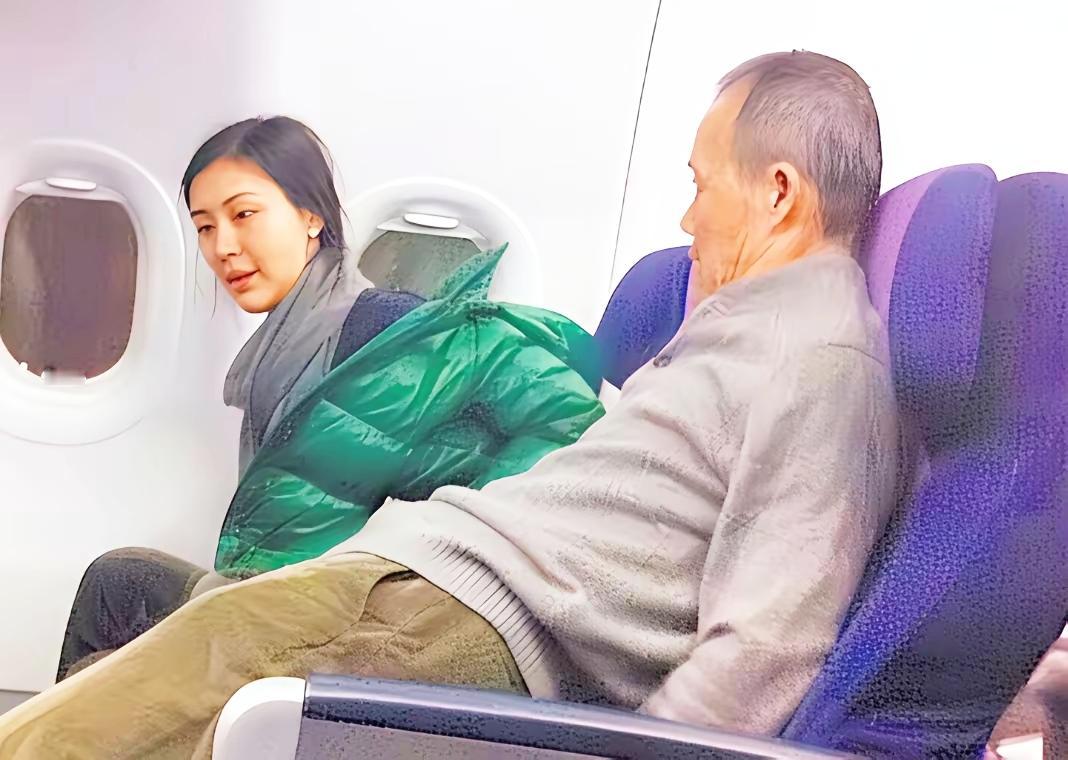 当还在热恋中的王石与田朴珺坐飞机时的一张留影，当时的这张留影也成了他们的官宣照。