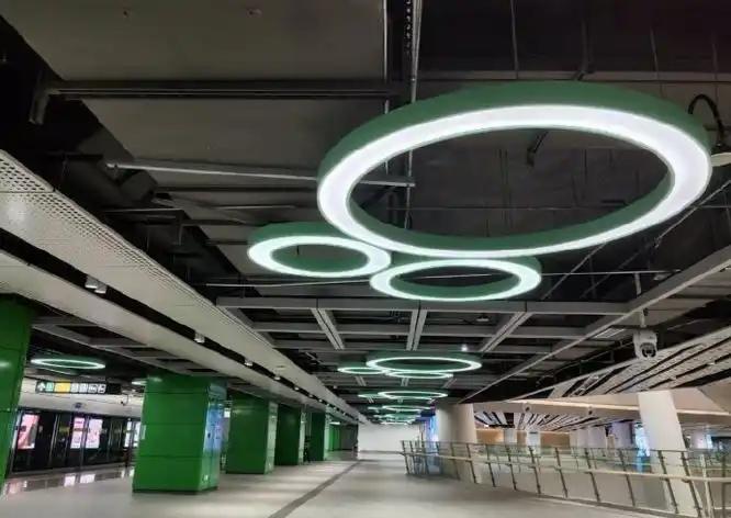 这座城市举手投足之间尽是创新，这就是改革开放先行示范区深圳！近日，深圳地铁站再