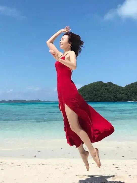 秦岚最美的是那双美丽的扇形杏眼，卧蚕饱满，不笑温婉无辜笑起来清甜柔和，富察皇后的