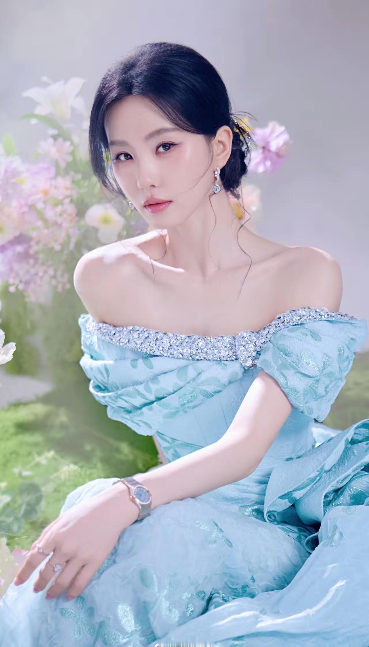 美女壁纸～刘诗诗，冰蓝色露肩礼服像揉碎了的月光，碎钻领口缀满星光，衬得颈肩线条清