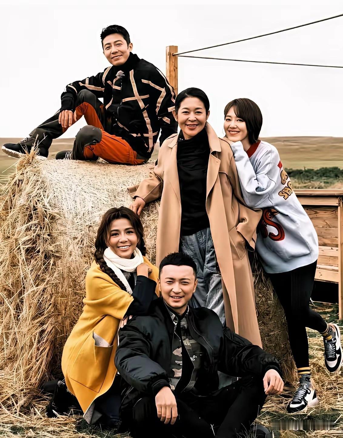 这照片拍得太有层次感了，充满了生活乐趣。站中间的倪萍颇有大姐大的气势。还有四位也