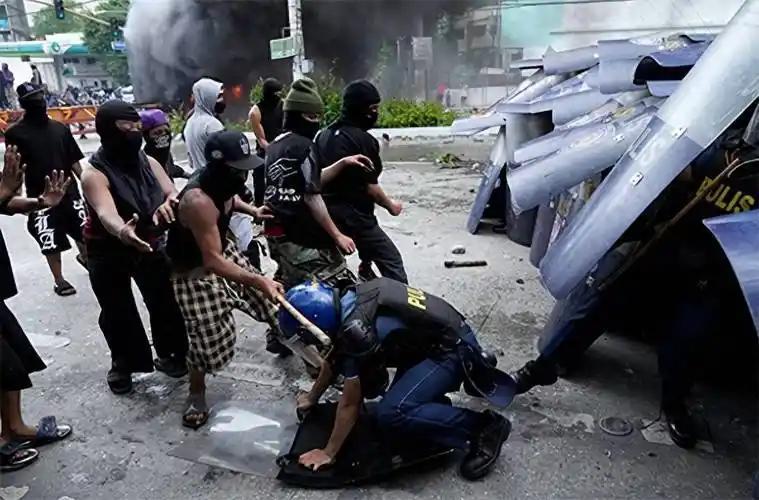 菲律宾爆发双重危机：军方围剿新人民军，副总统遭弹劾引动荡菲律宾局势再次紧张，军