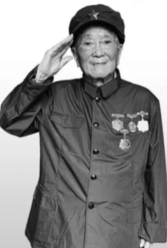 1933年，7岁的向轩从大姨贺英牺牲的尸体旁接过手枪和银元，一个人钻进深山找贺龙