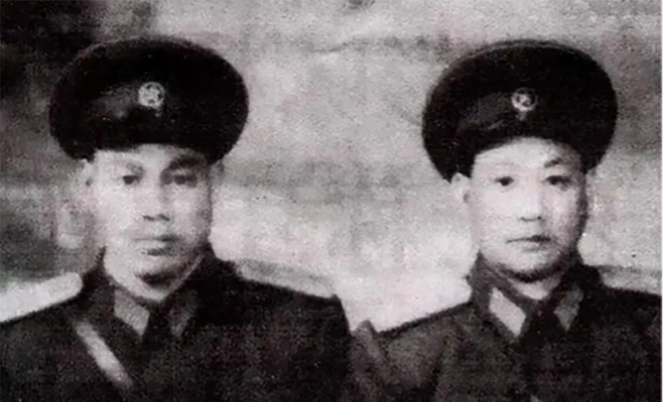 1953年志愿军开庆功会时，一个炮团政委与老乡团长聊家世，团长听完后激动大喊：我