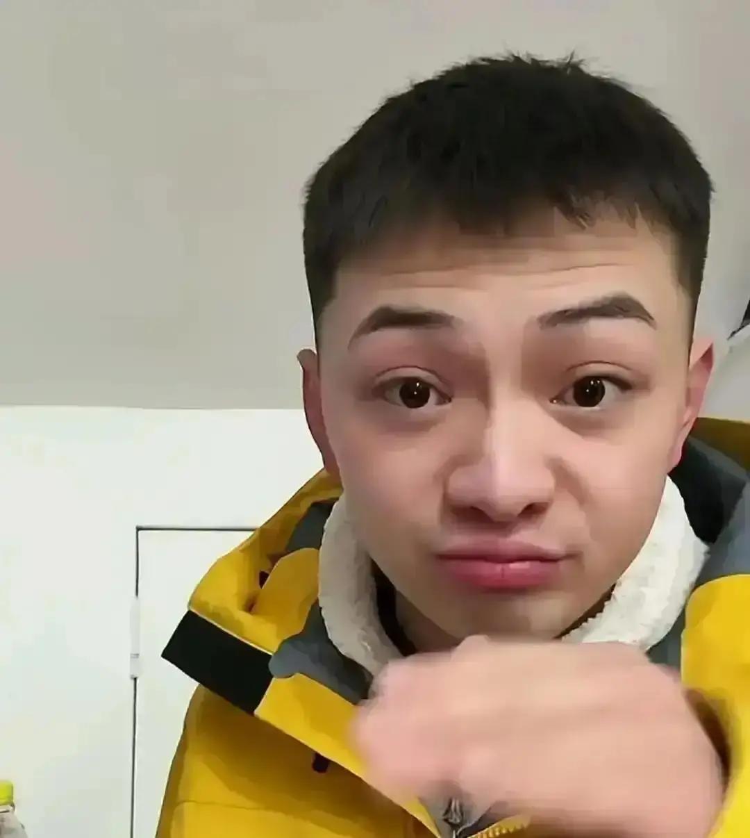 甩开戏服讨打赏的那个演员，已经停更了。但对着镜头打磨演技的那个，涨粉百万。